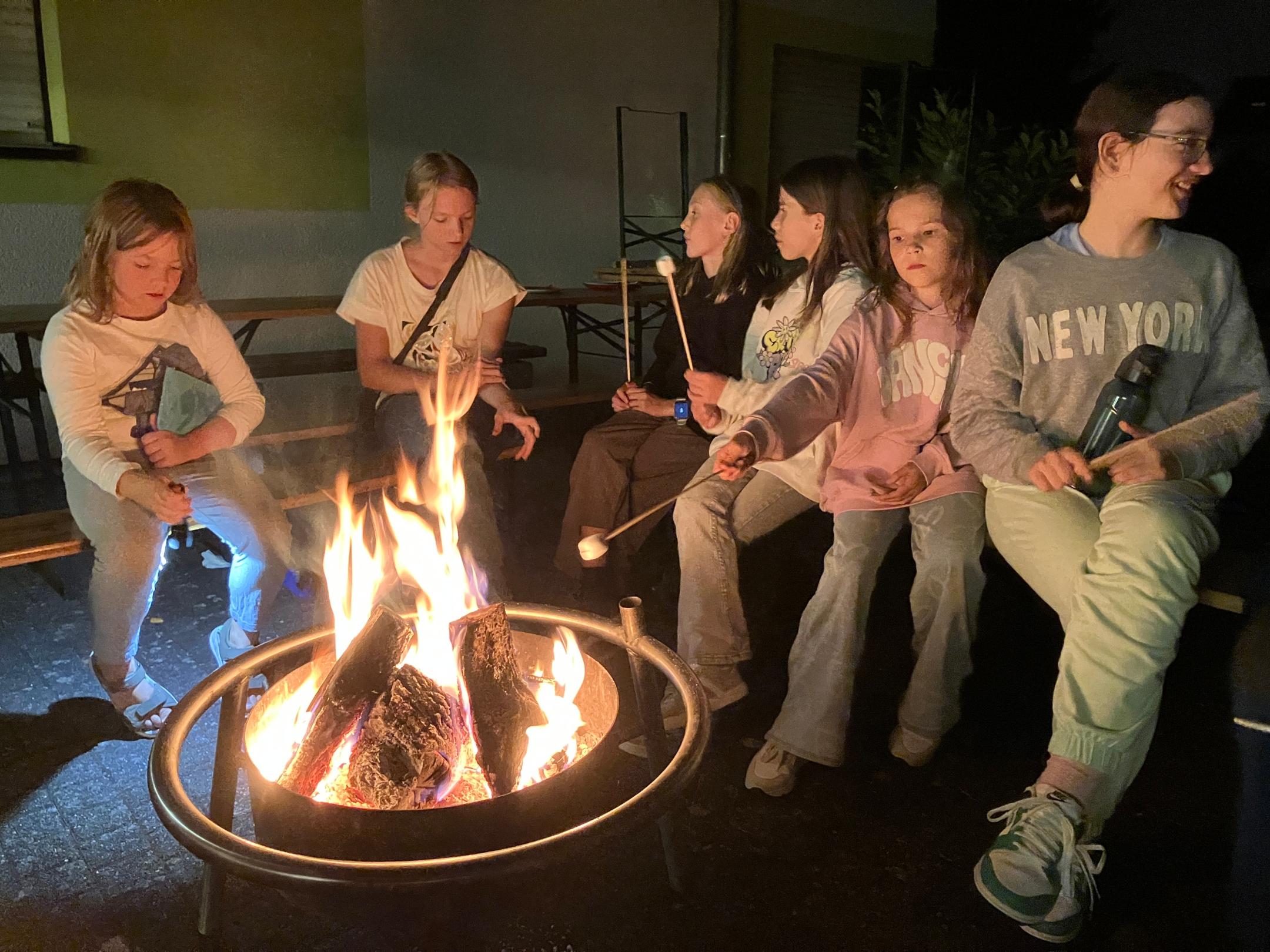 Marshmallows am Spieß am 'Lagerfeuer'