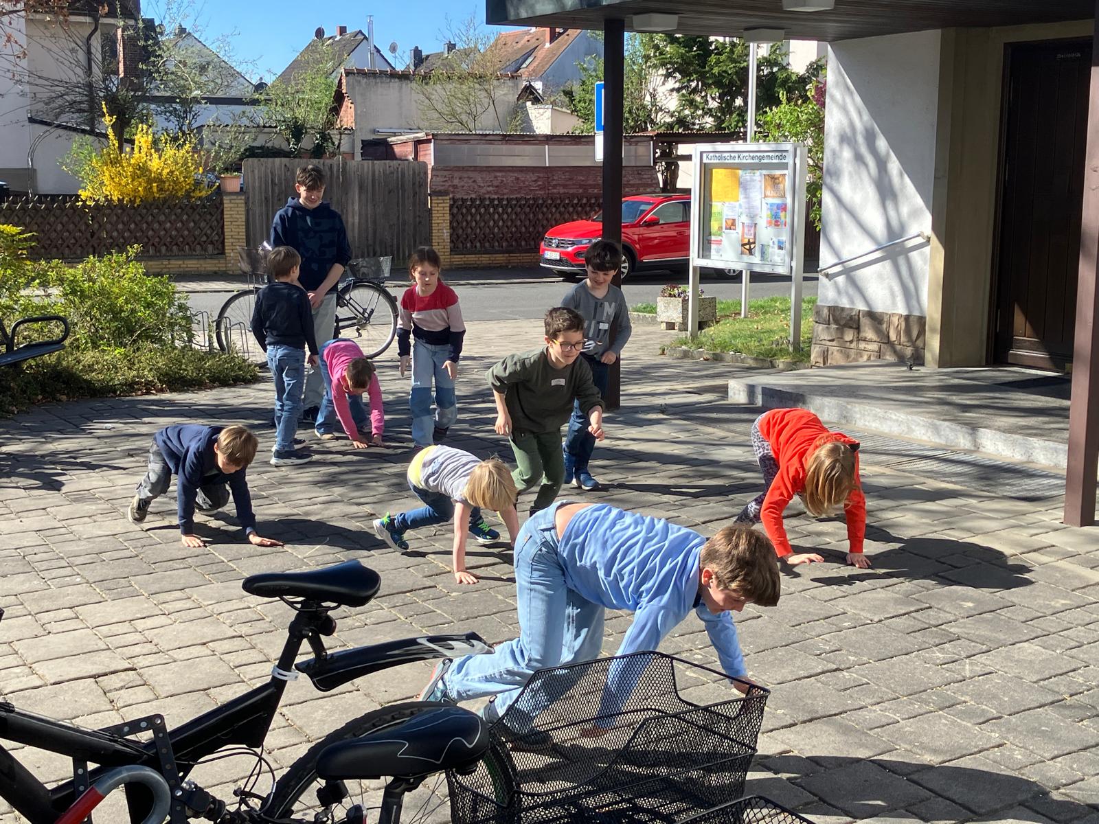 Spiel und Spaß vor der Kirche St. Josef