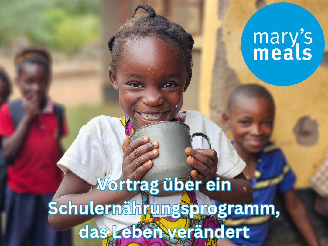 Mädchen hält einen Becher mit Essen