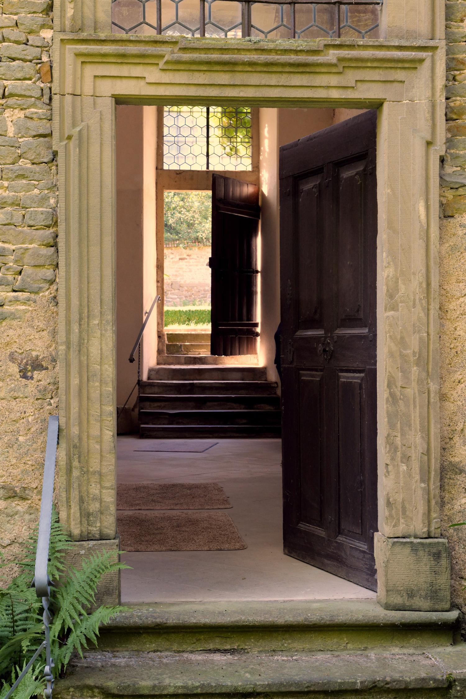 Ein- und Ausgänge einer alten Klosterkirche