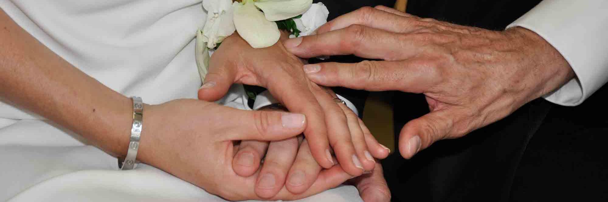 Braut und Bräutigam haben die Hände aufeinander gelegt