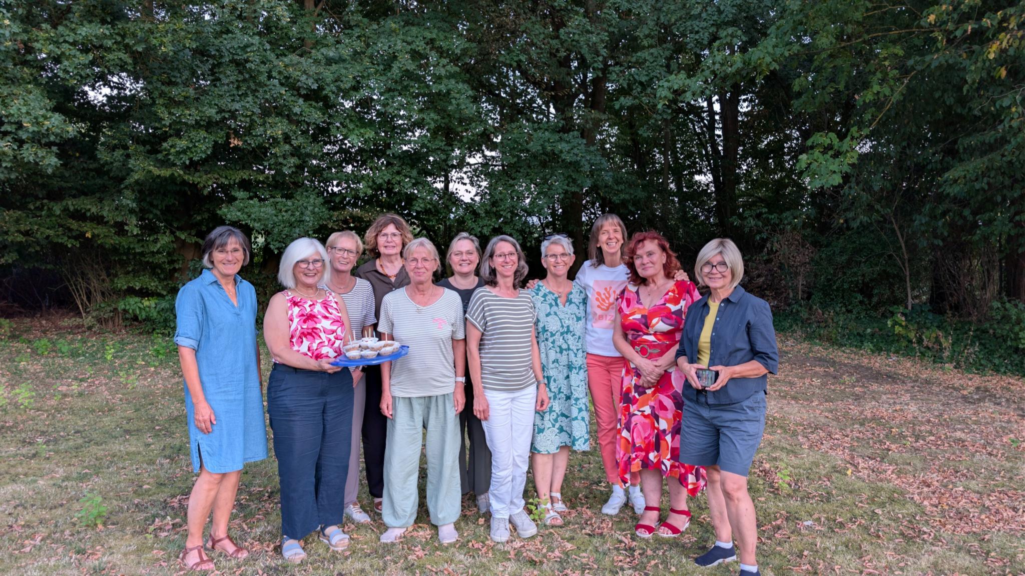 Frauen aus St. Maximilian Kolbe stehen als Gruppe 'Die Frauenbande' zusammen