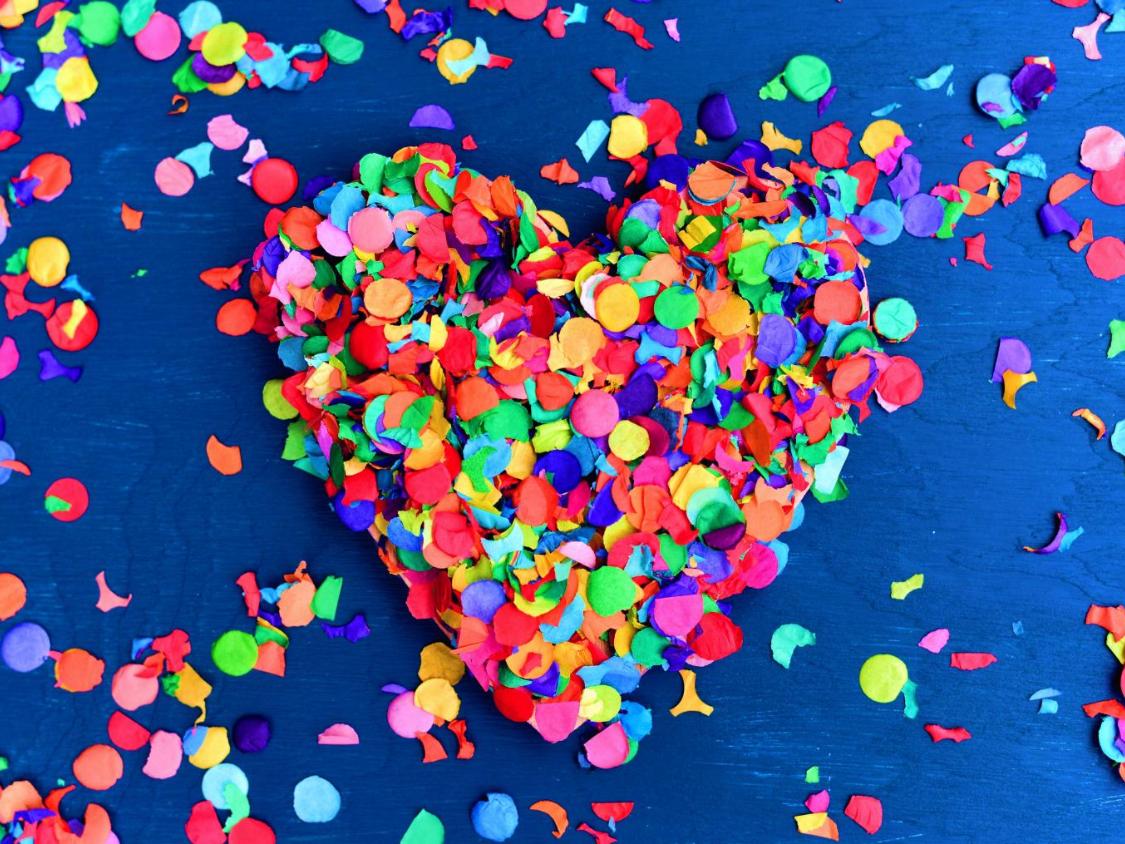ein Herz aus Konfetti gelegt