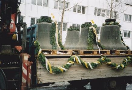 sechs Glocken auf der Ladefläche eines LKW
