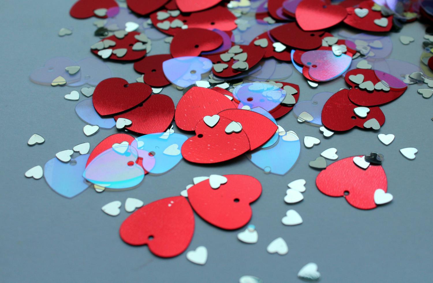 Konfettiherzen liegen herum