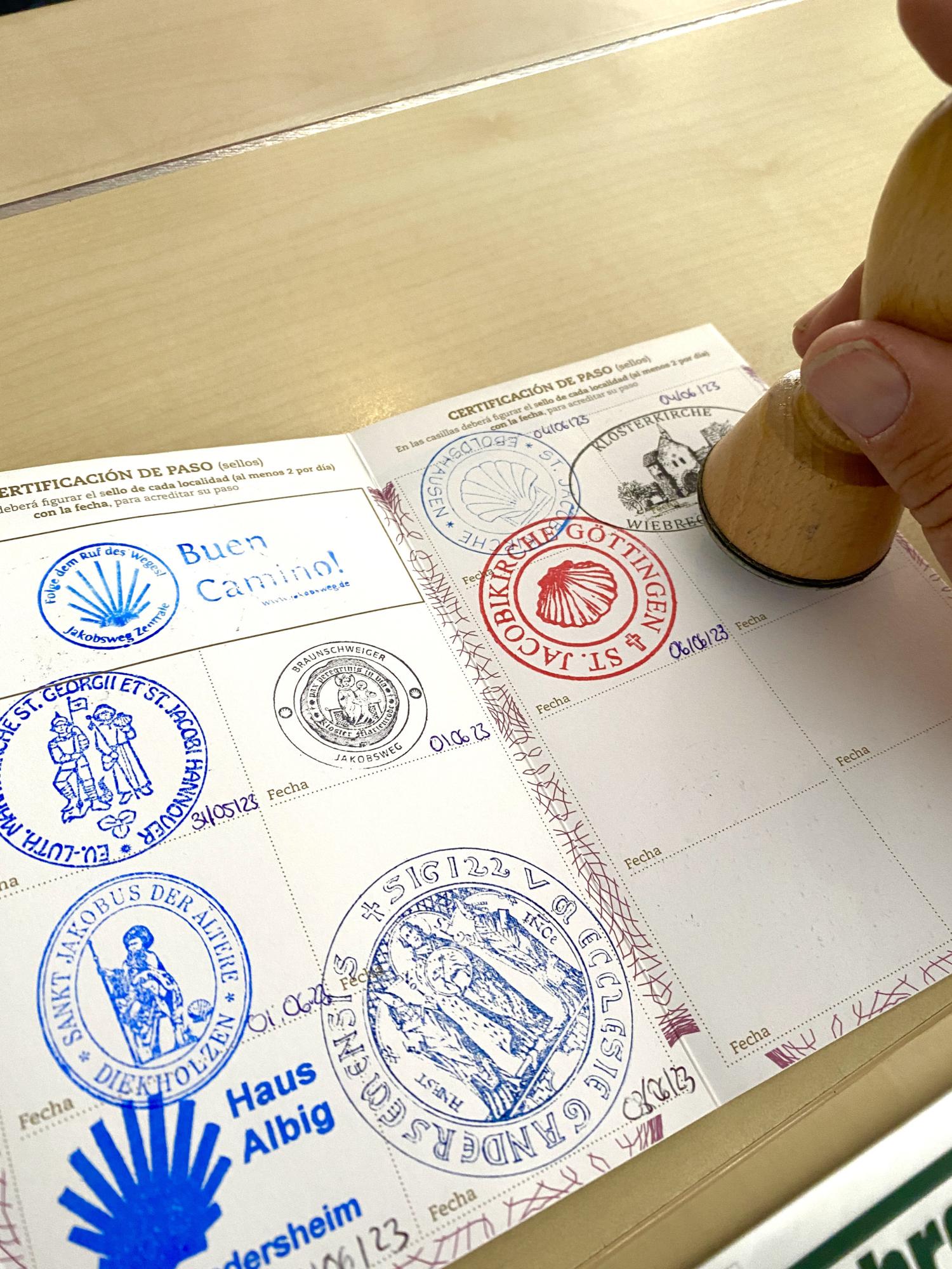 Ein Stempelheft mit Siegeln unterschiedlicher Pfarreien