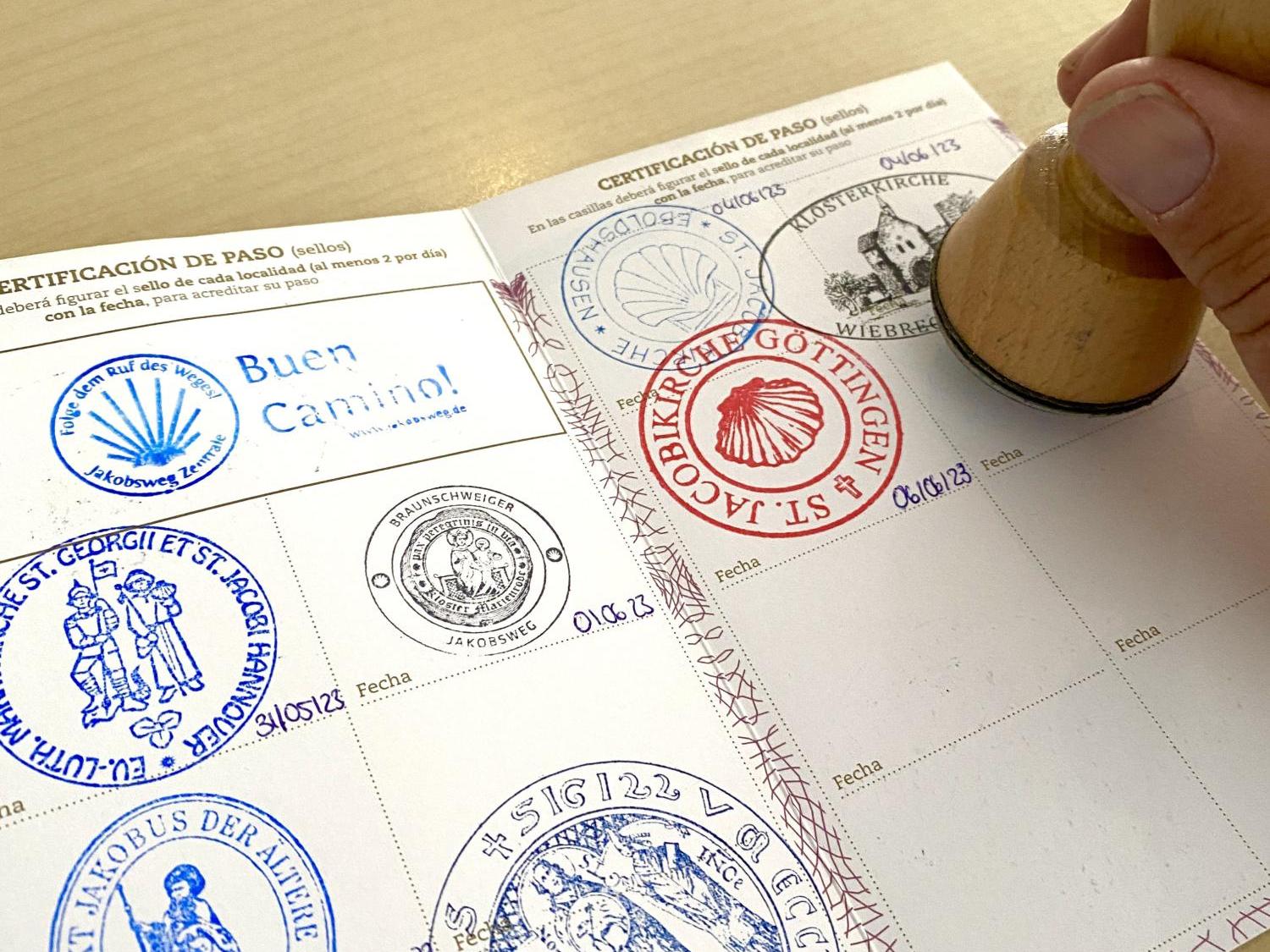 Ein Stempelheft mit Siegeln unterschiedlicher Pfarreien