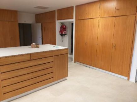 die Sakristei der Piuskirche mit Ankleidetisch und Schränken