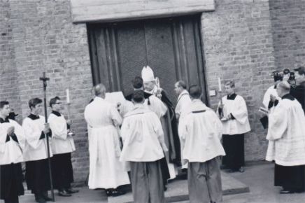 Bischof mit Ministranten, Bild in Schwarz-Weiß