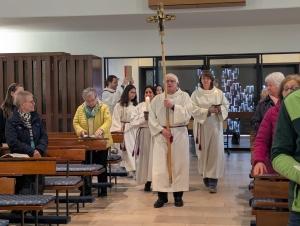 Ministranten beim Einzug