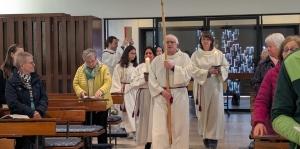 Ministranten beim Einzug