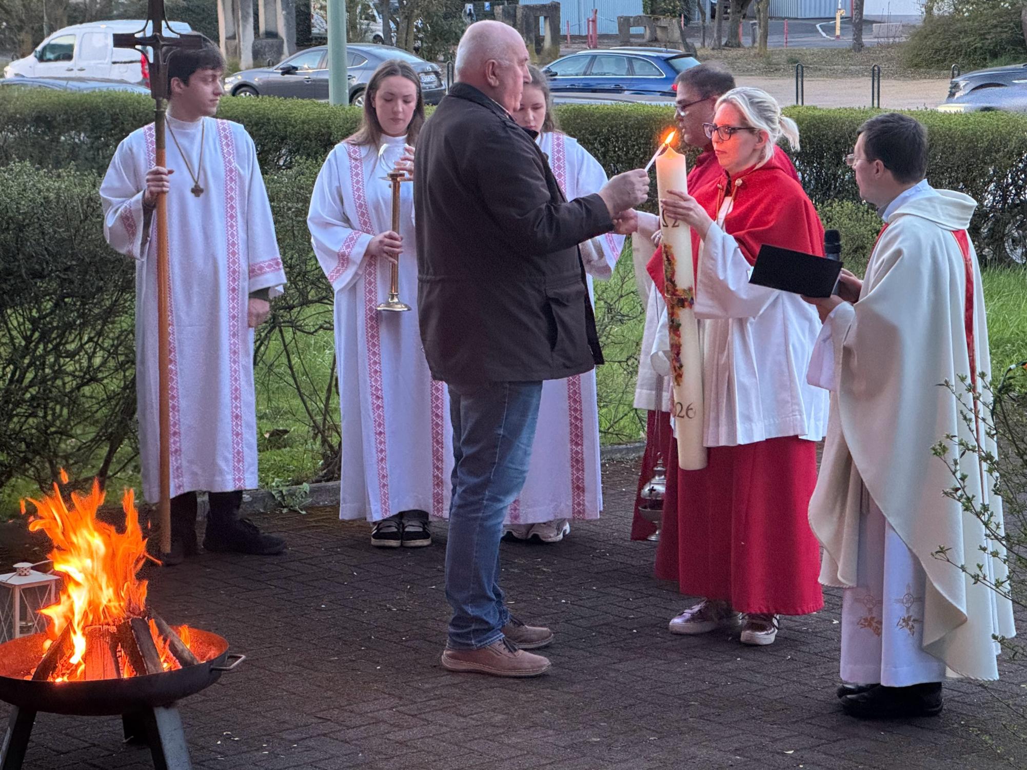 Die Osterkerze wird entzündet