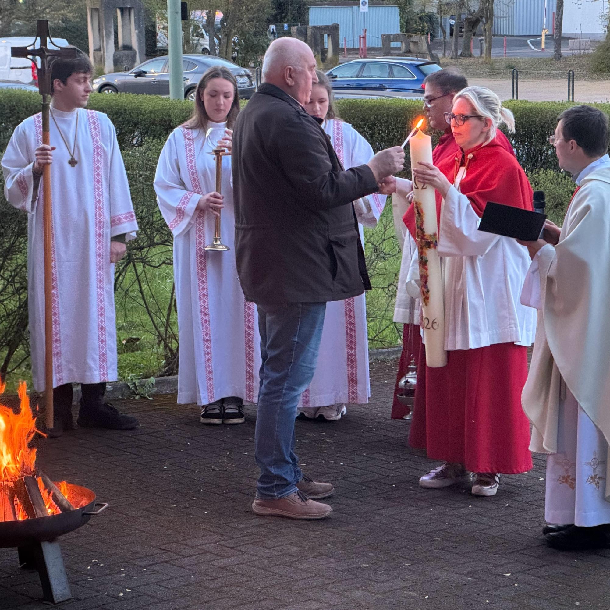 Die Osterkerze wird entzündet