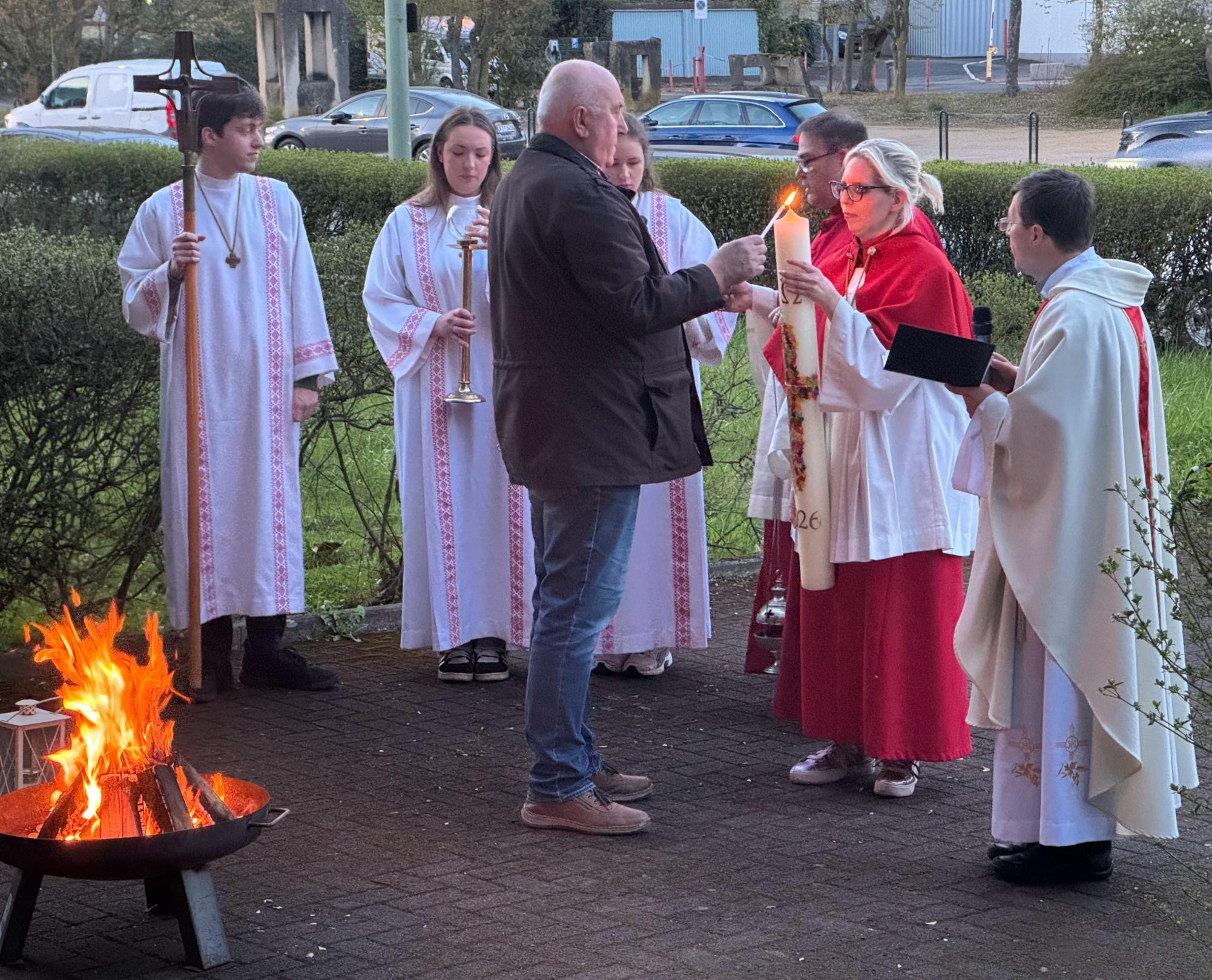 Die Osterkerze wird entzündet