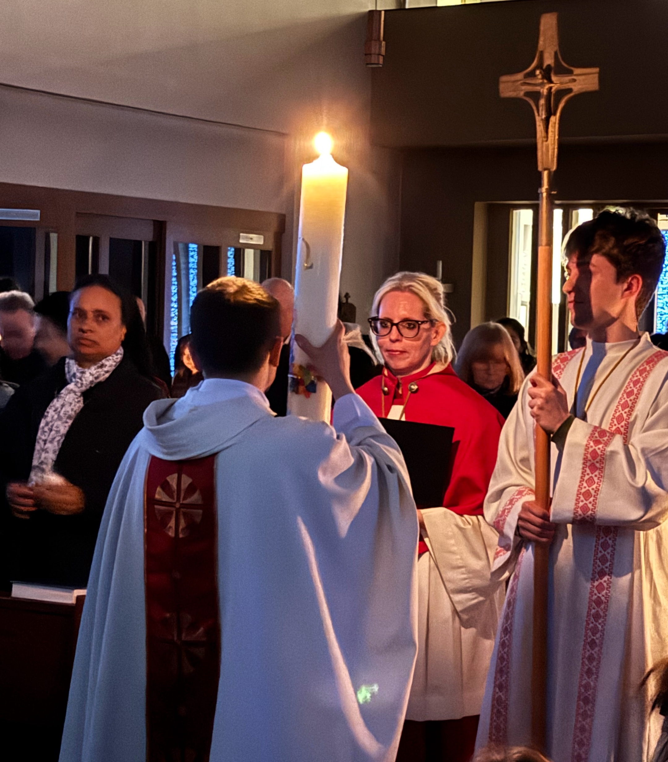 Das Osterlicht wird hereingetragen