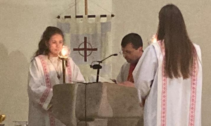 Das Evangelium wird vorgetragen