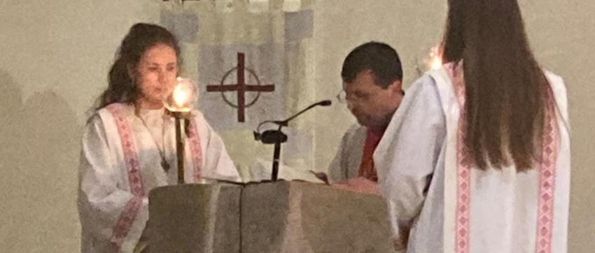 Das Evangelium wird vorgetragen