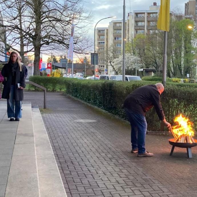 Das Osterfeuer wird vorbereitet
