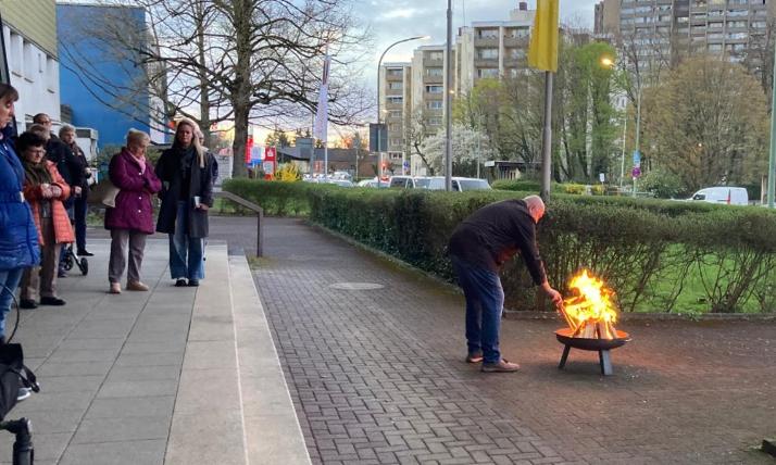 Das Osterfeuer wird vorbereitet