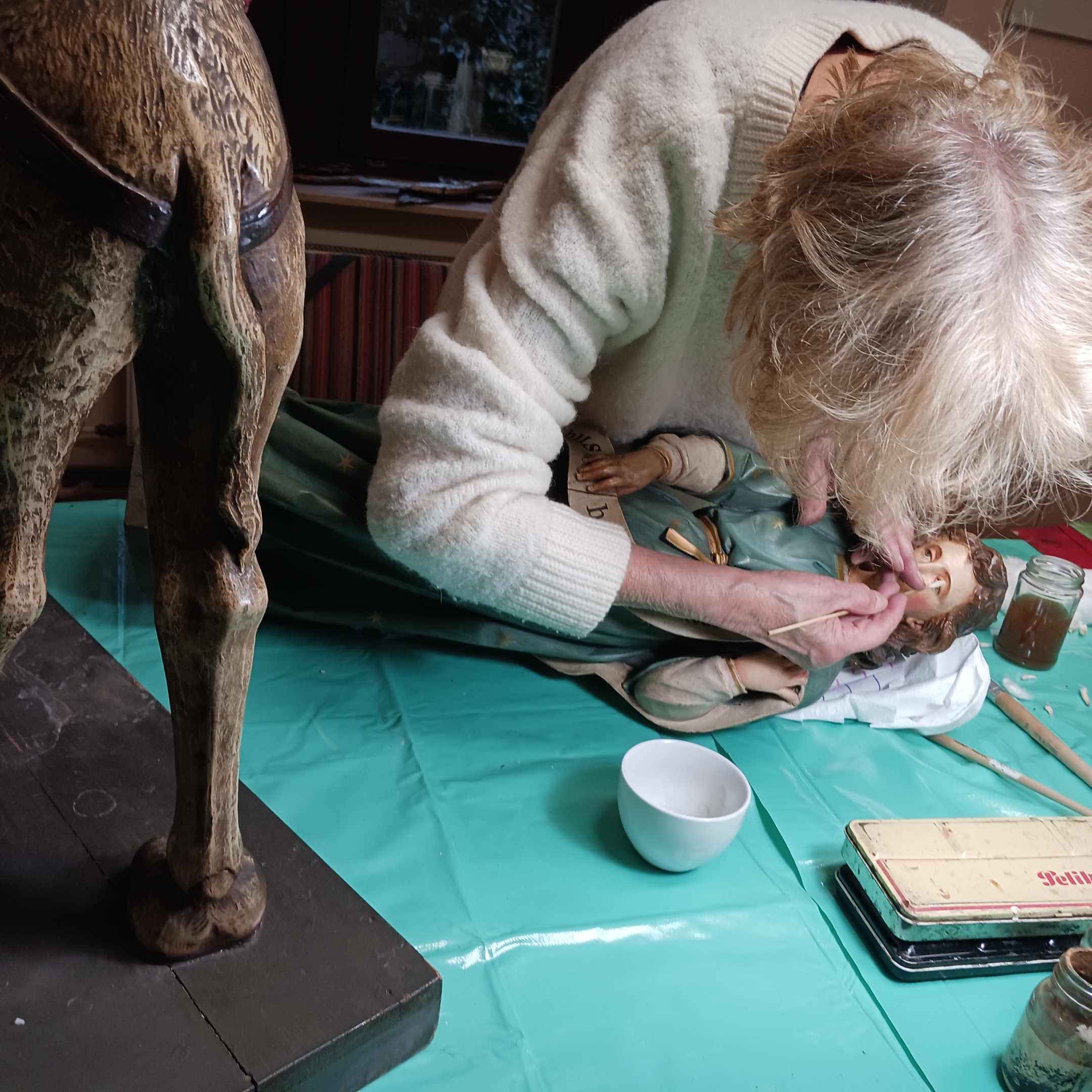 Historische Krippenfiguren erstrahlen in neuem Glanz