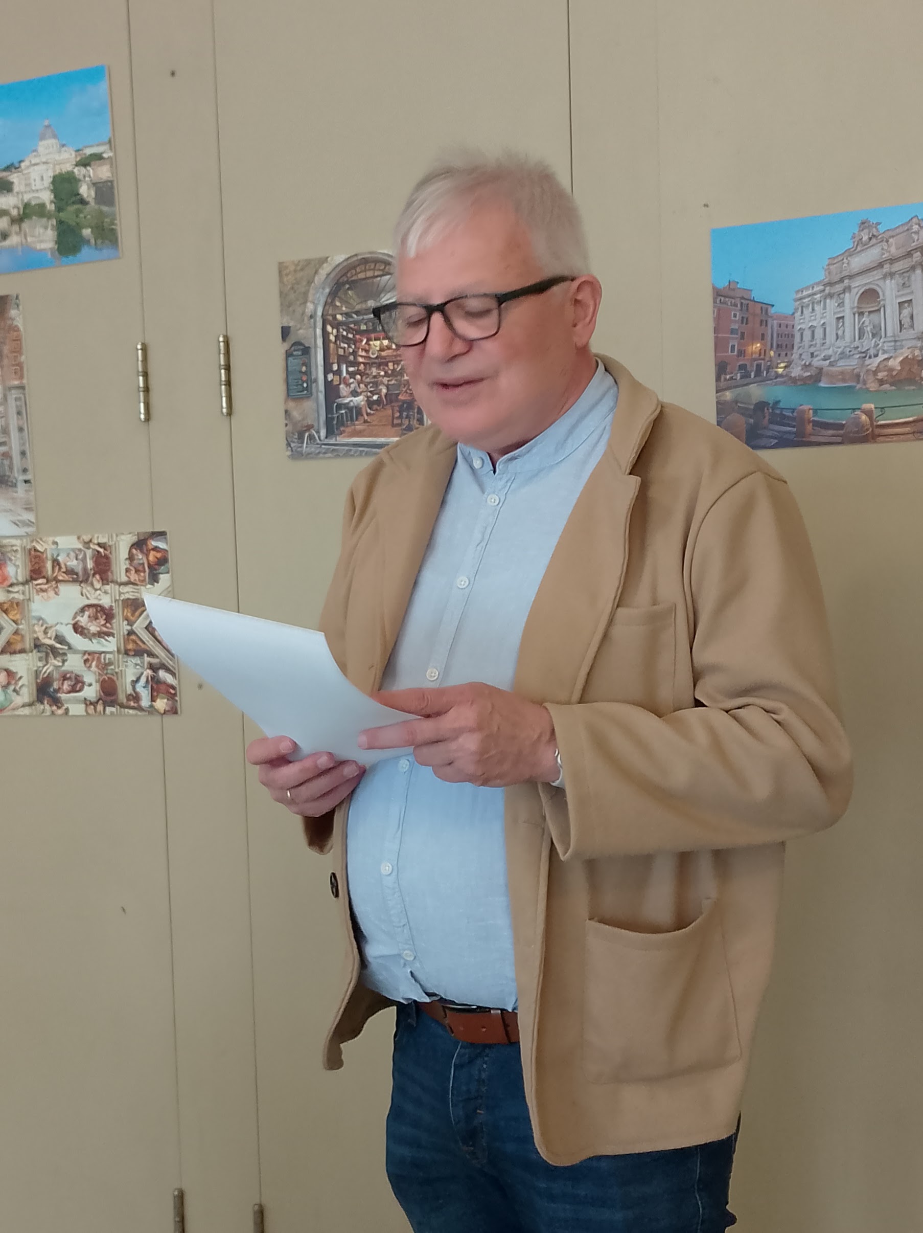 Mit Bildern aus Rom im Hintergrund führte der Vortrag durch Glauben, Geschichte und Alltag der Ewigen Stadt.