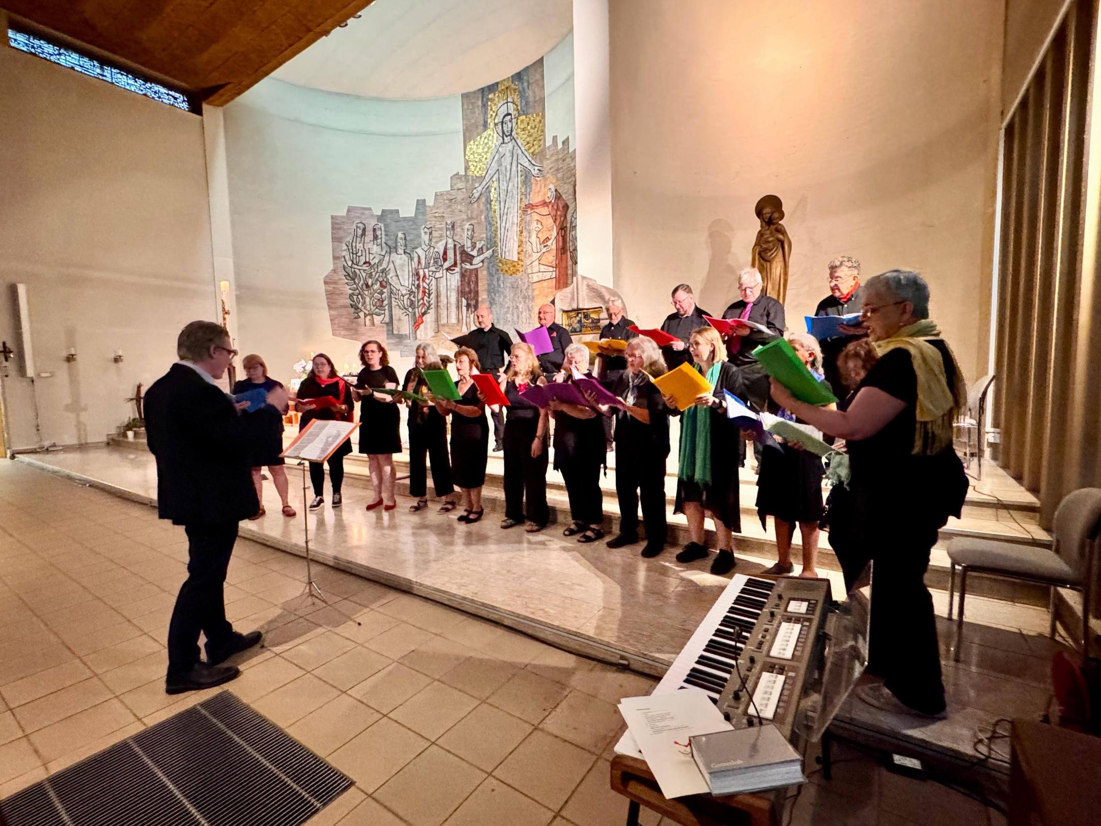 Chor Swing Low in der Kirche St. Konrad