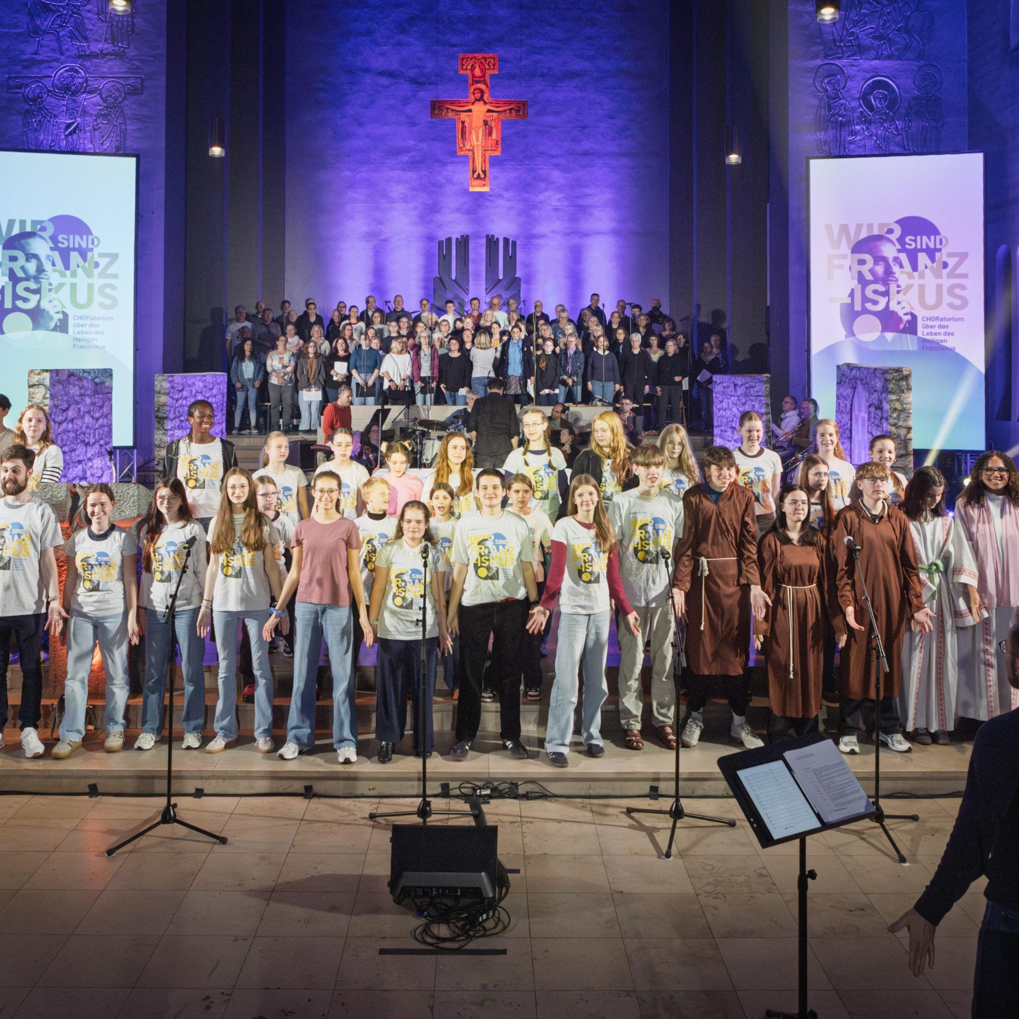 Chor und alle Schauspielenden
