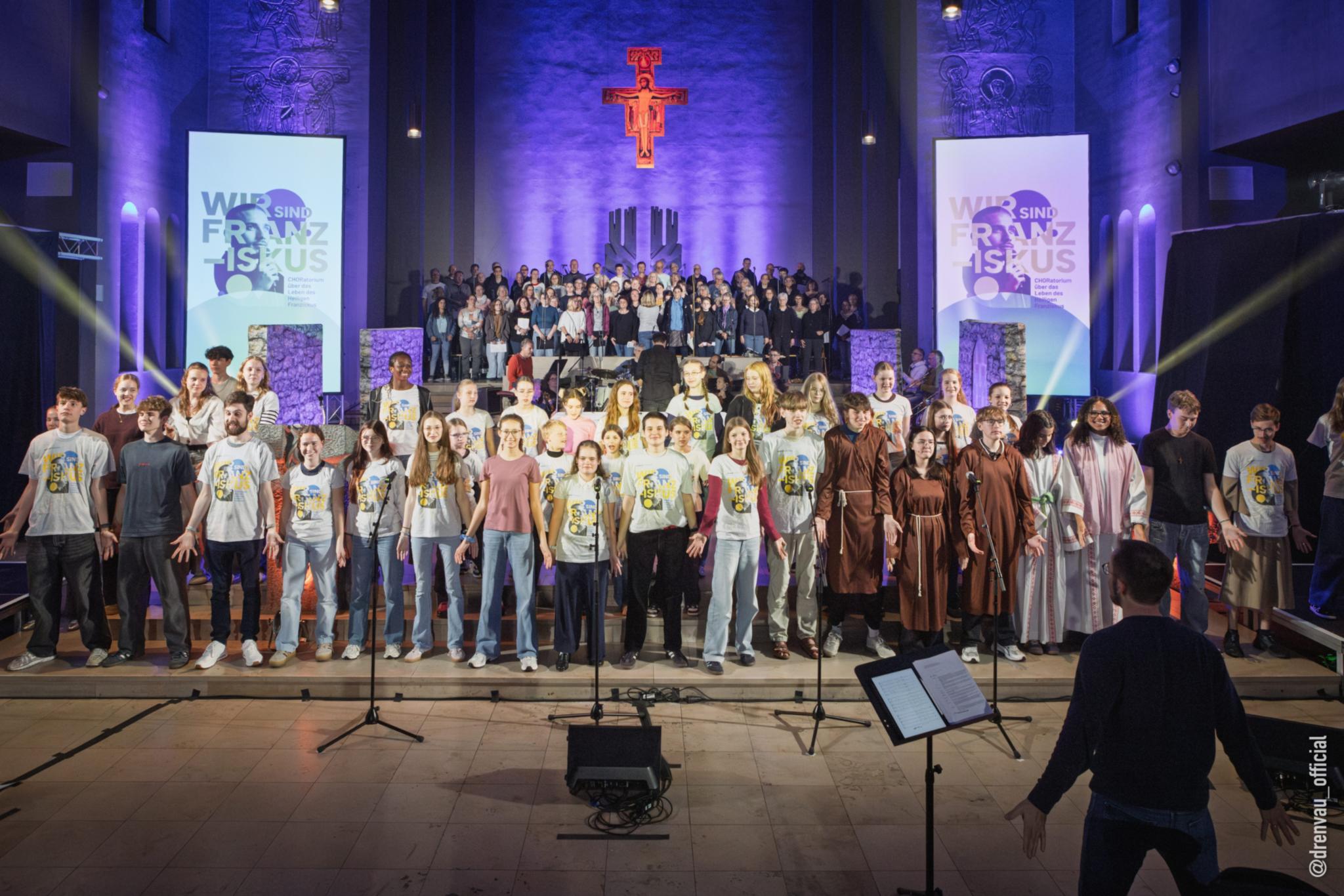 Chor und alle Schauspielenden