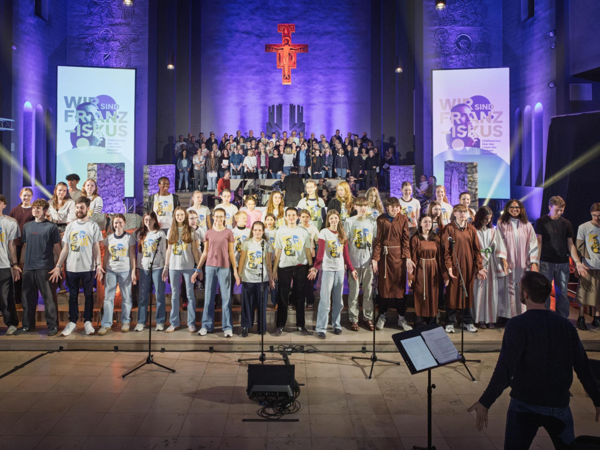 Chor und alle Schauspielenden