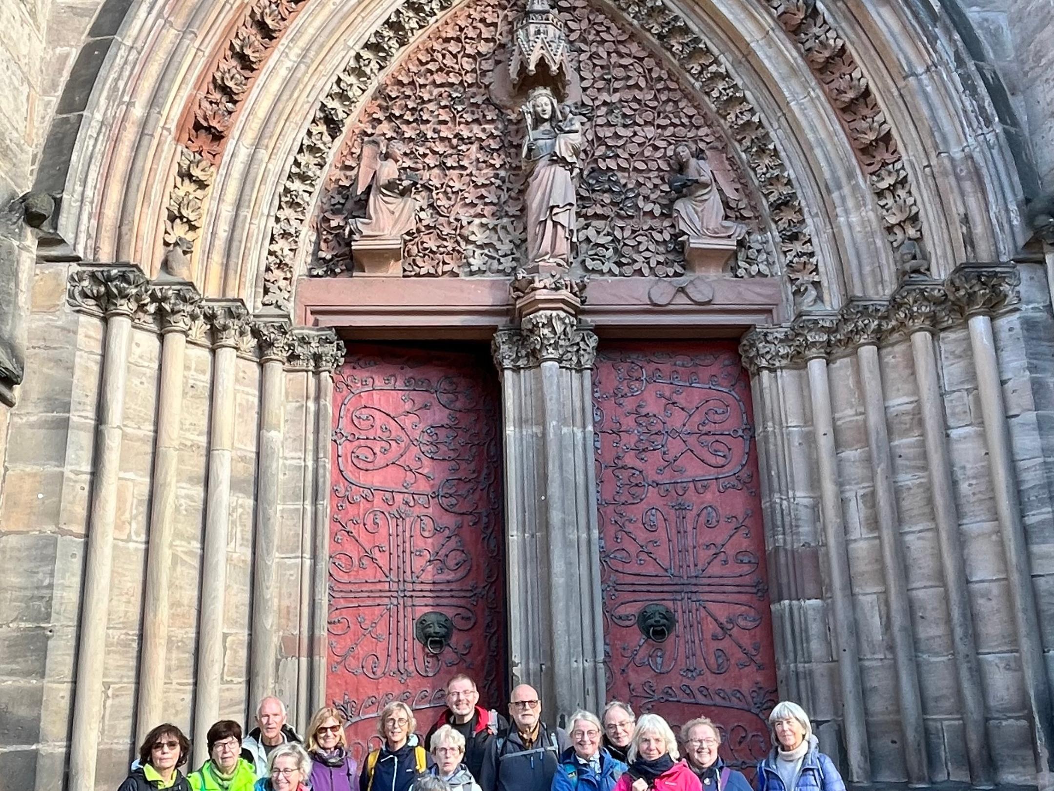 Gruppe vor der Elisabethkirche