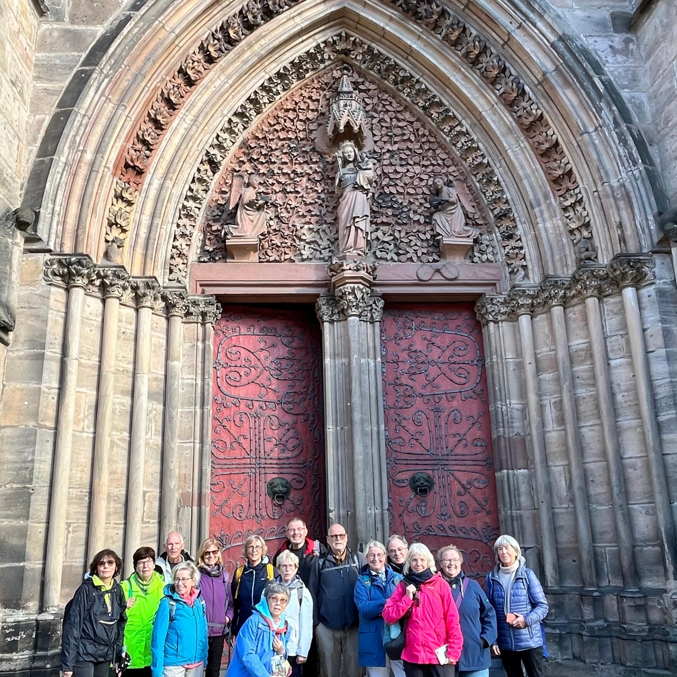 Gruppe vor der Elisabethkirche