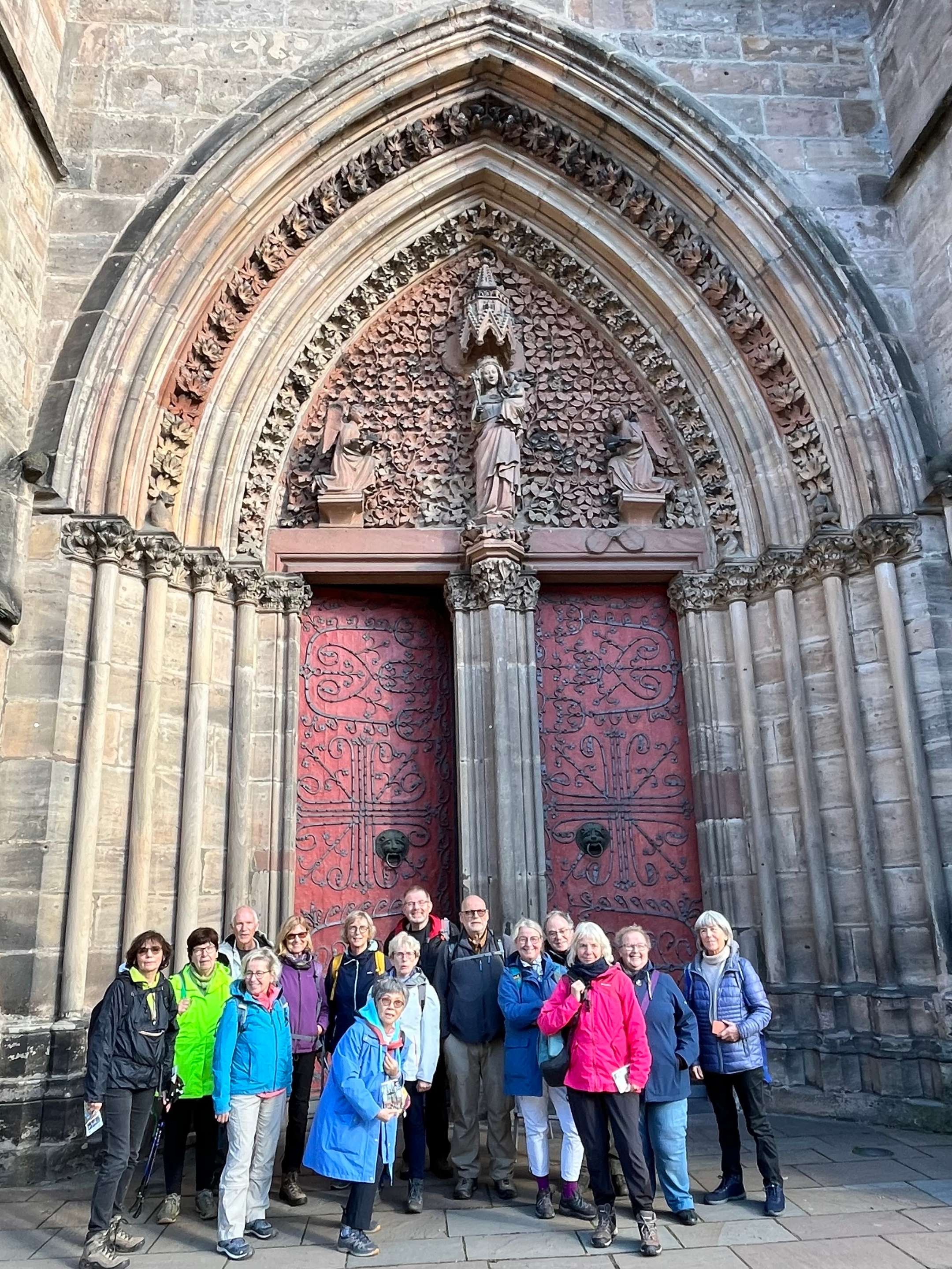 Gruppe vor der Elisabethkirche