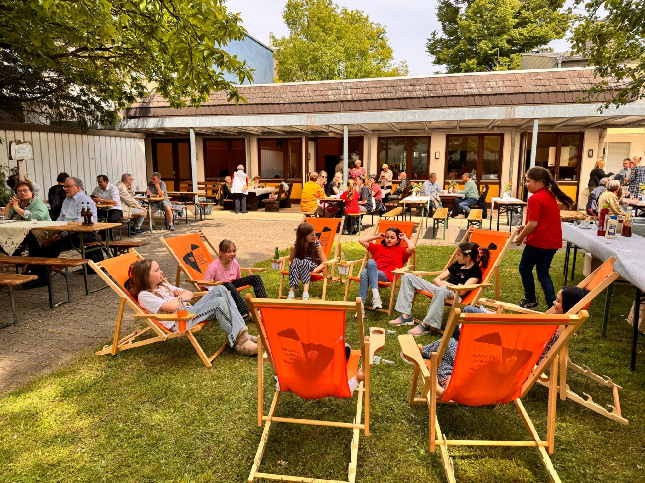 Kommunionkinder beim Chillen