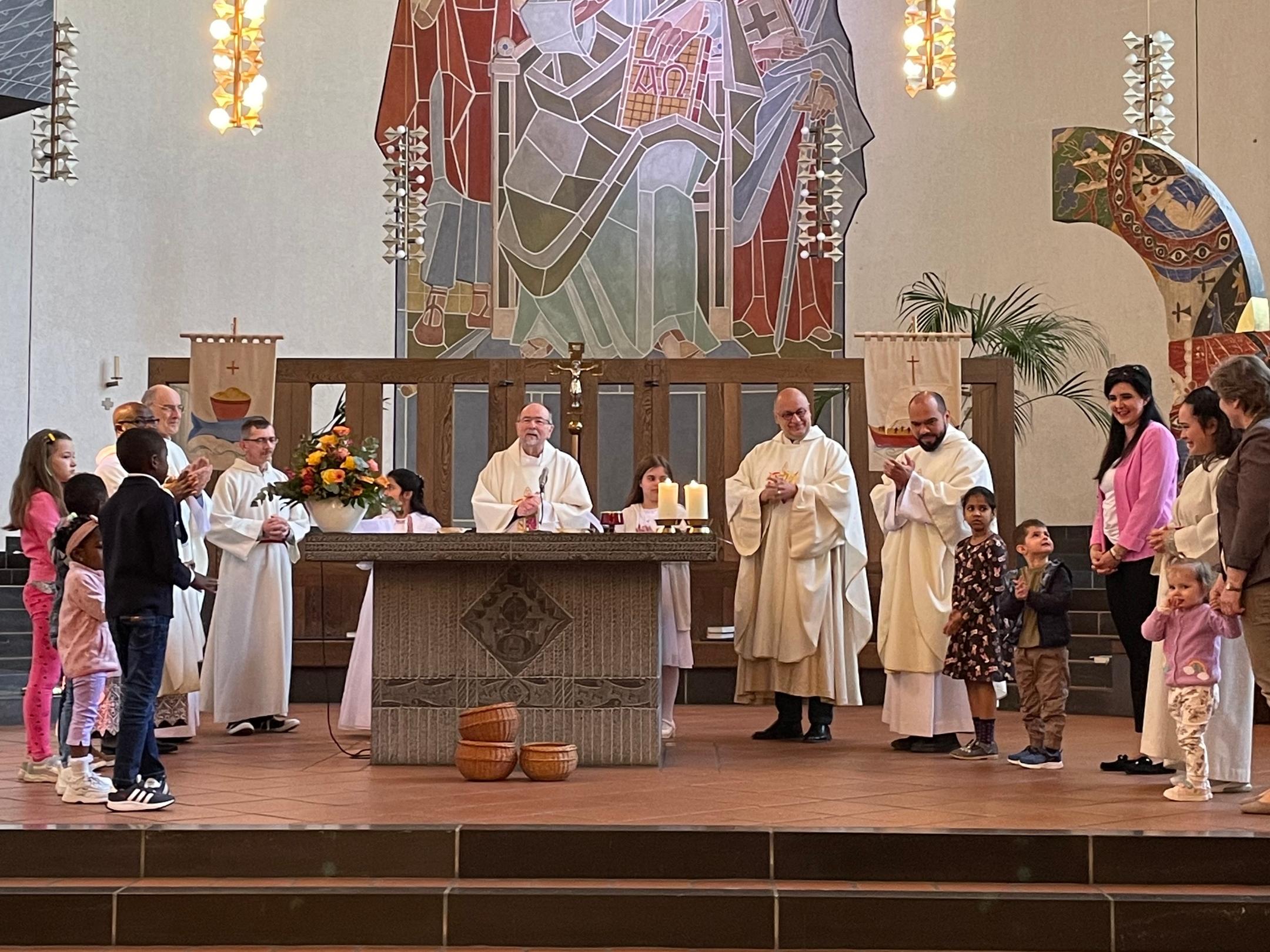 Christi Himmelfahrt in St. Paul , Priester und Kinder am Altar