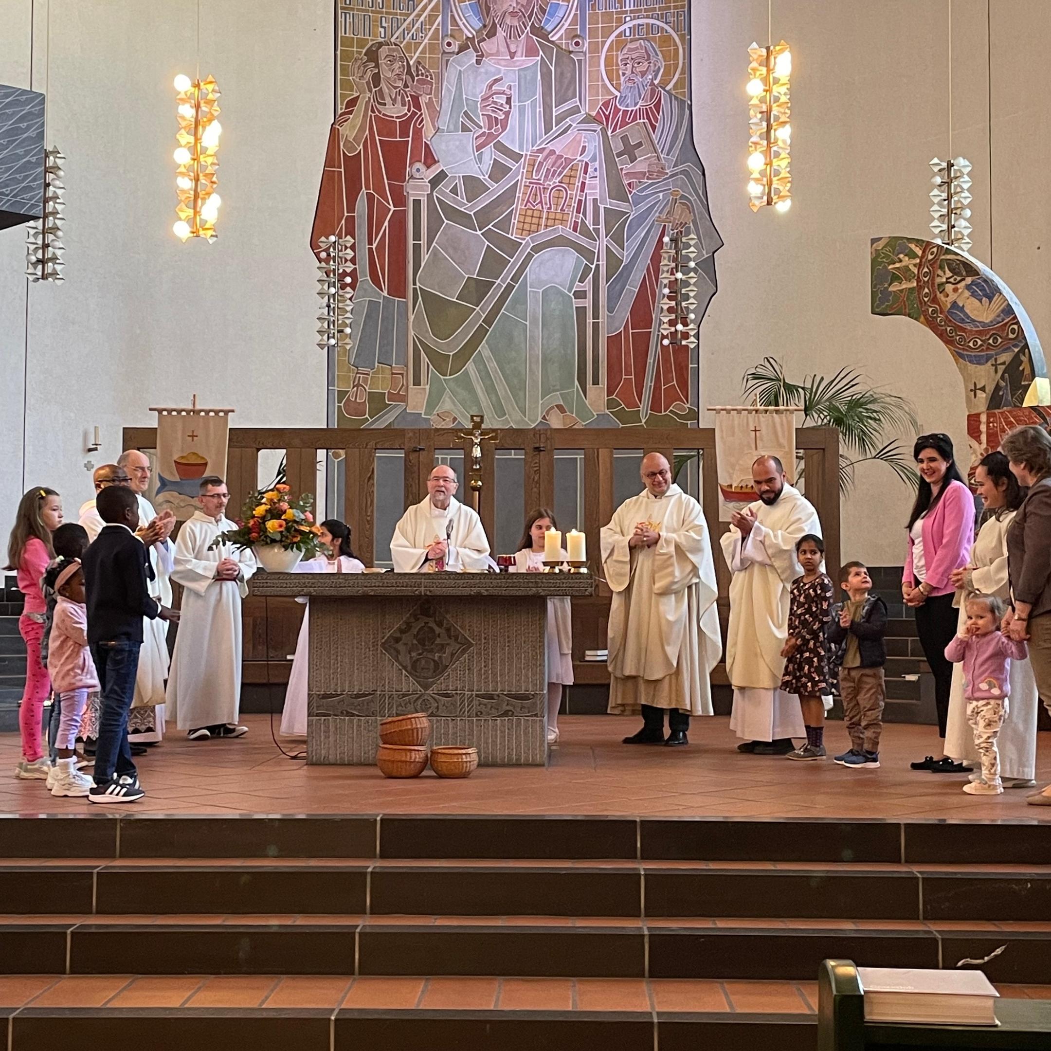 Christi Himmelfahrt in St. Paul , Priester und Kinder am Altar