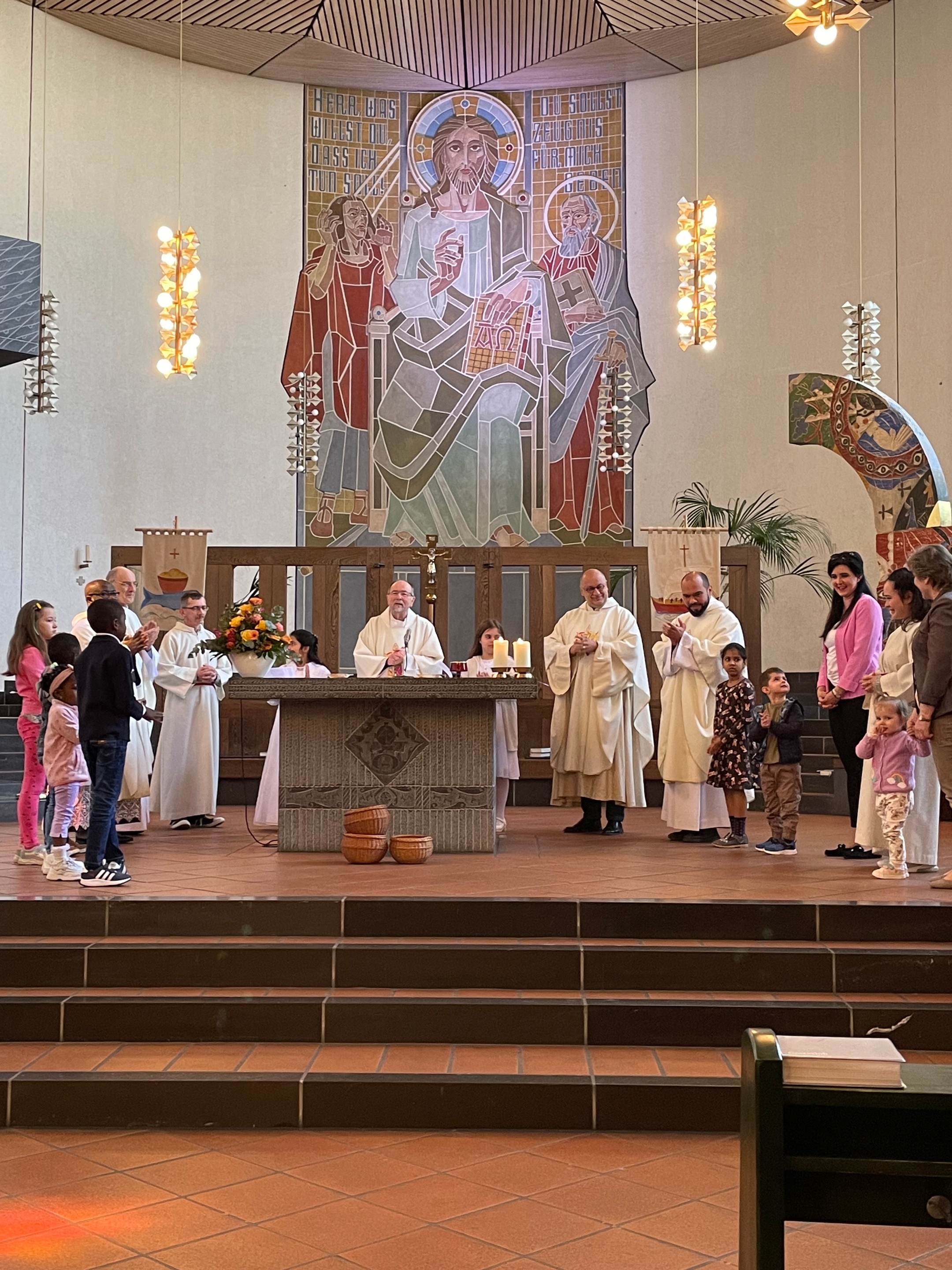 Christi Himmelfahrt in St. Paul , Priester und Kinder am Altar