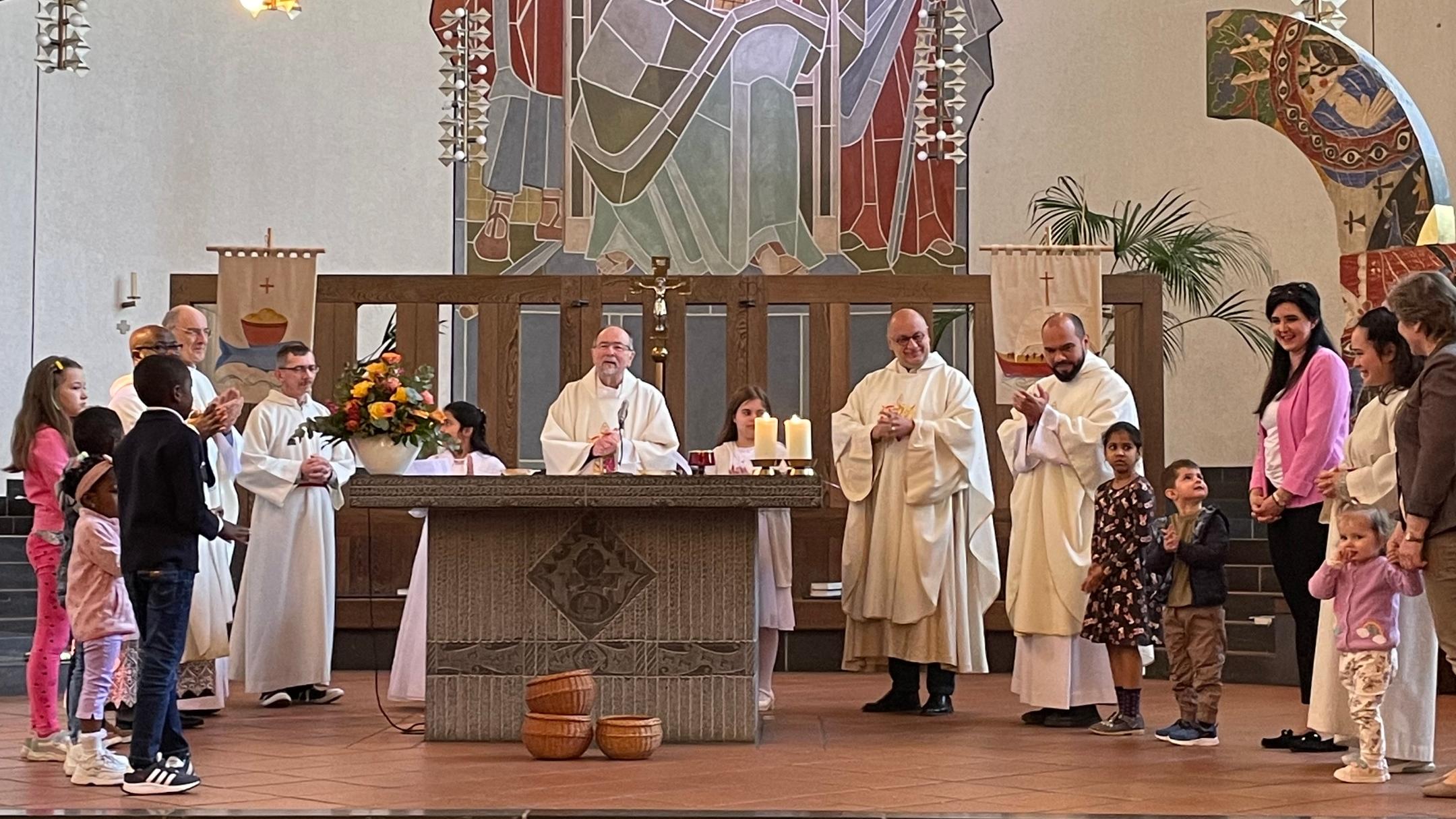 Christi Himmelfahrt in St. Paul , Priester und Kinder am Altar