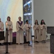Ministranten am Altar