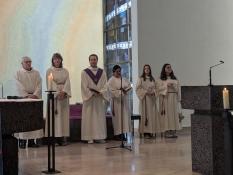 Ministranten am Altar