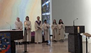 Ministranten am Altar