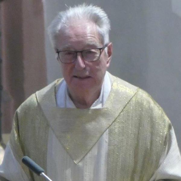 Pfr. Schmidt in der Heiligen Messe