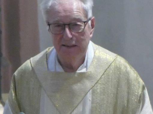 Pfr. Schmidt in der Heiligen Messe