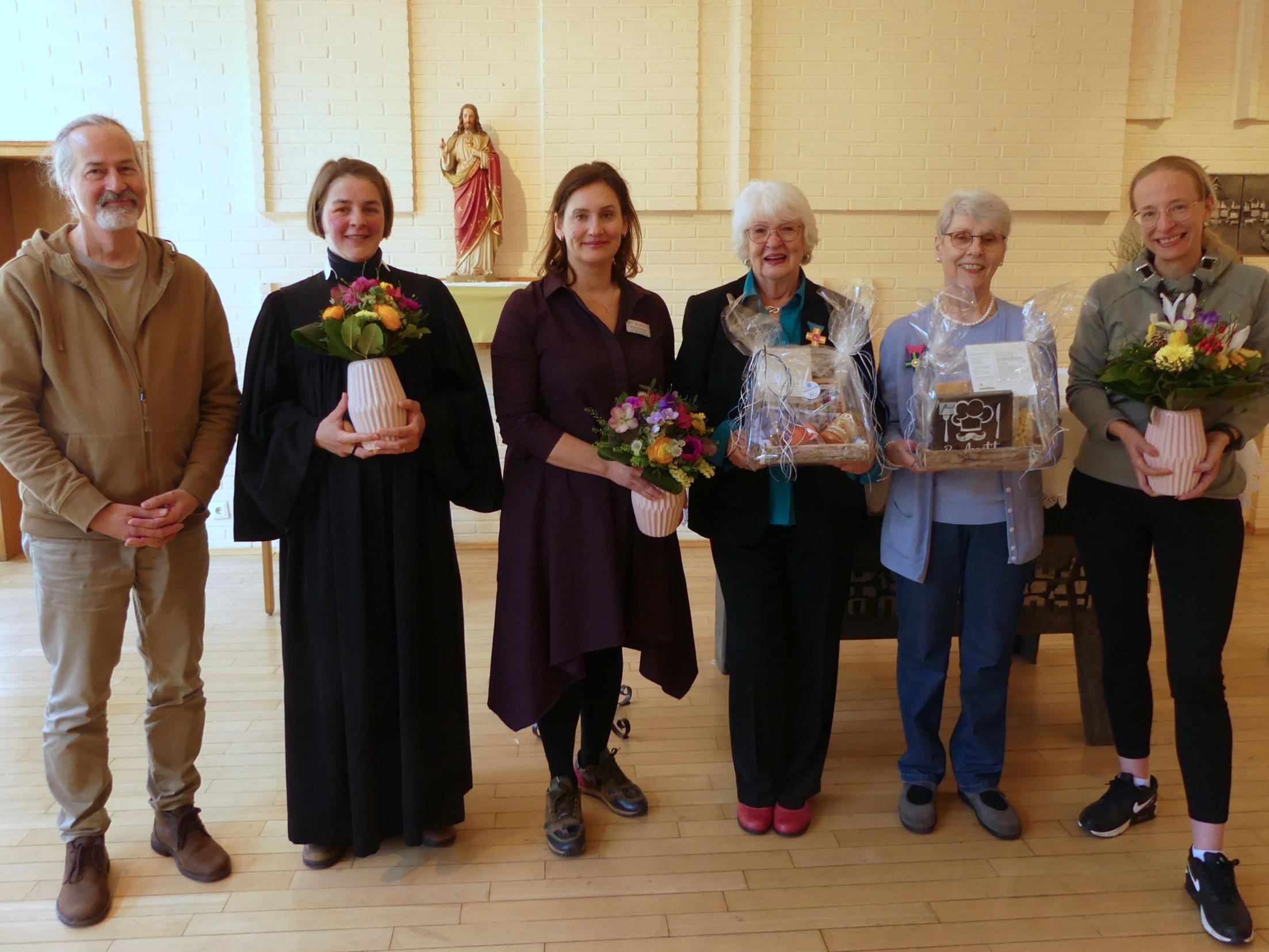 v. l. n. r: Andreas Kaufer-Moreth, Pfarrerin Louisa Frederking, Olivera Greisman, Vira Vollmer, Ini Reuter, Stephanie Kaprol