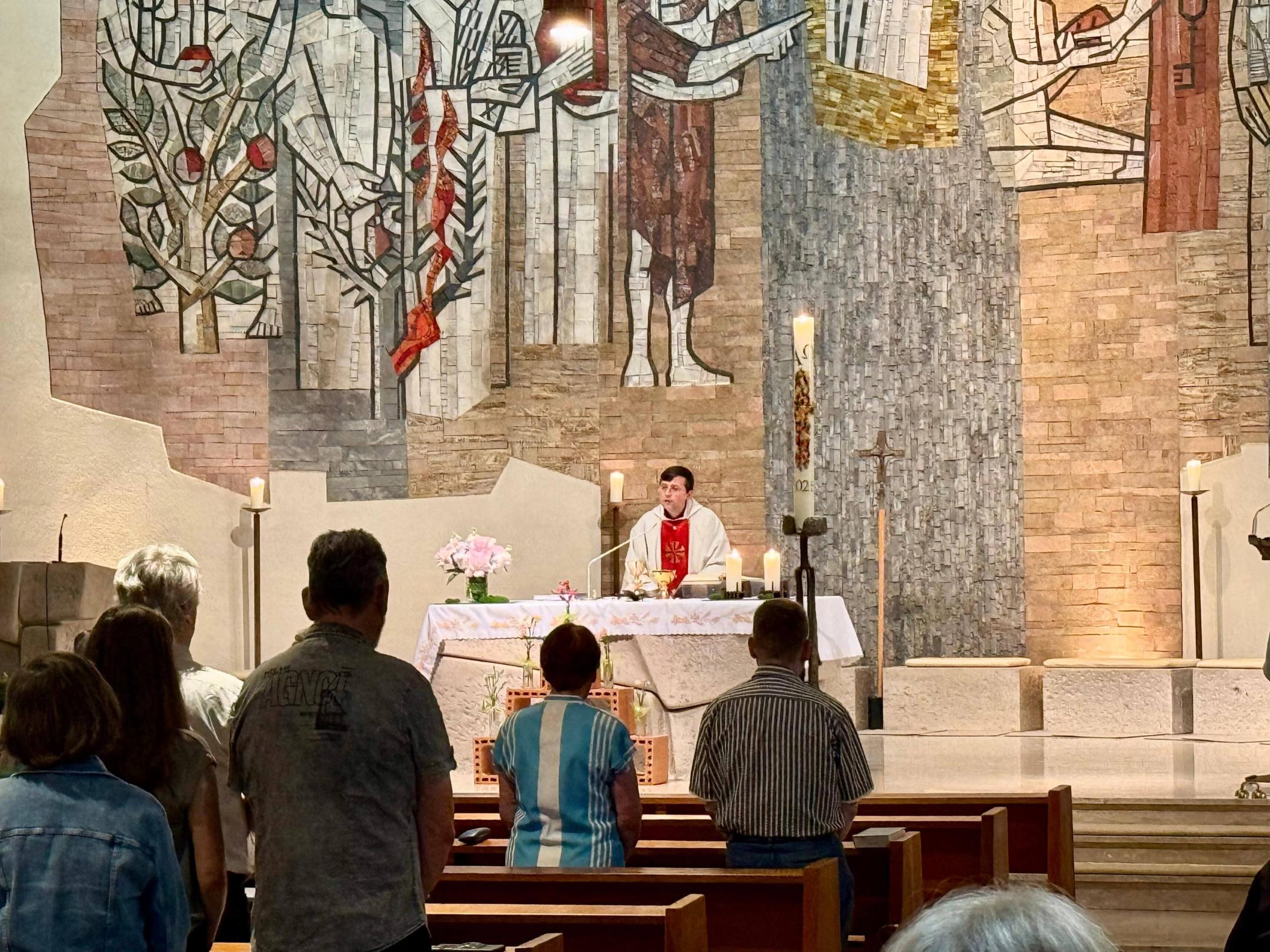 Pfarrer Lucaci am Altar