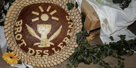 112_erstkommunion-01_brot_dorfprozelten_by_friedbert_simon_pfarrbriefservice