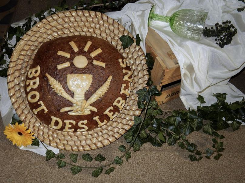 112_erstkommunion-01_brot_dorfprozelten_by_friedbert_simon_pfarrbriefservice