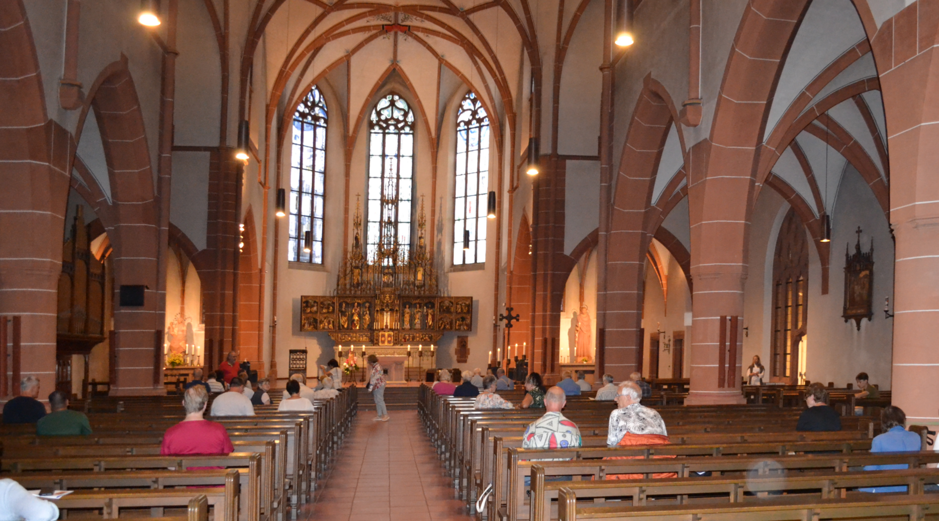 Bonifatius-innen mit Besuchern-2