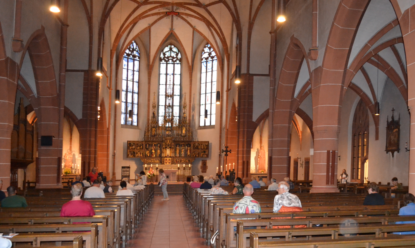 Bonifatius-innen mit Besuchern-2