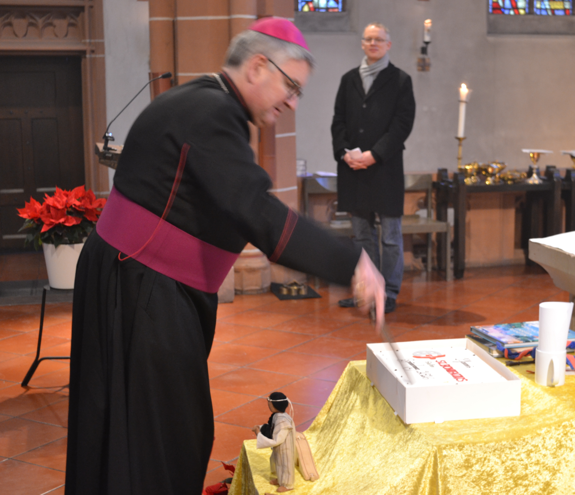 Bischof Kohlgraf schneidet die Gründungstorte an