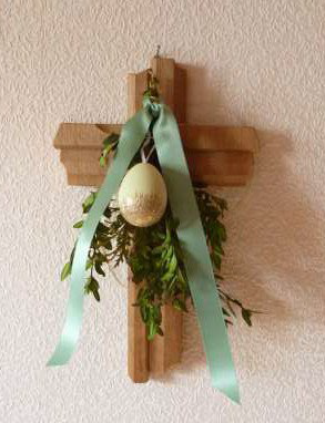 Buchsstrauß am Kreuz